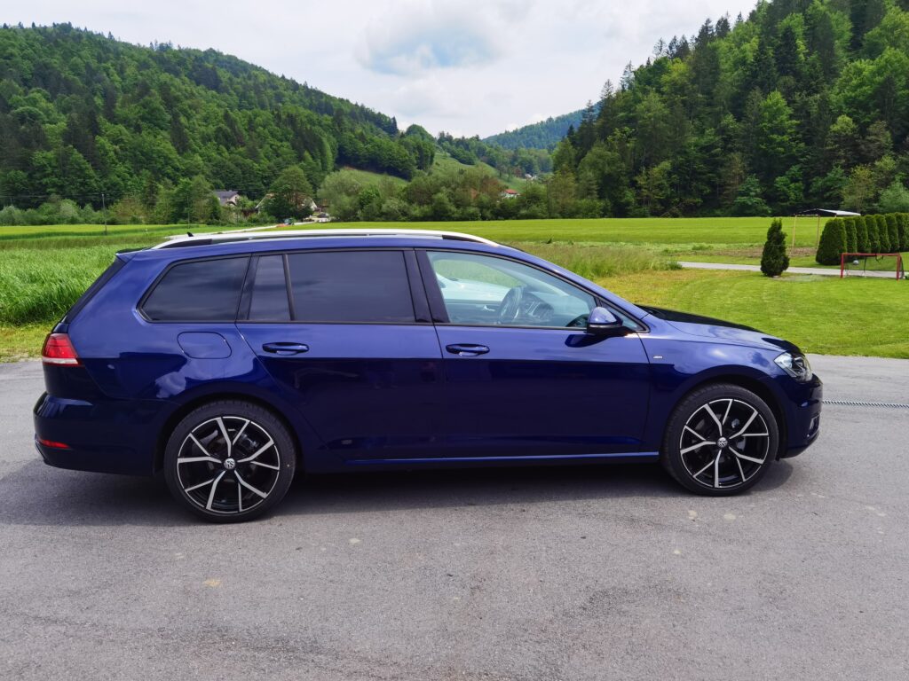 Moder avto s temnjenimi stekli.